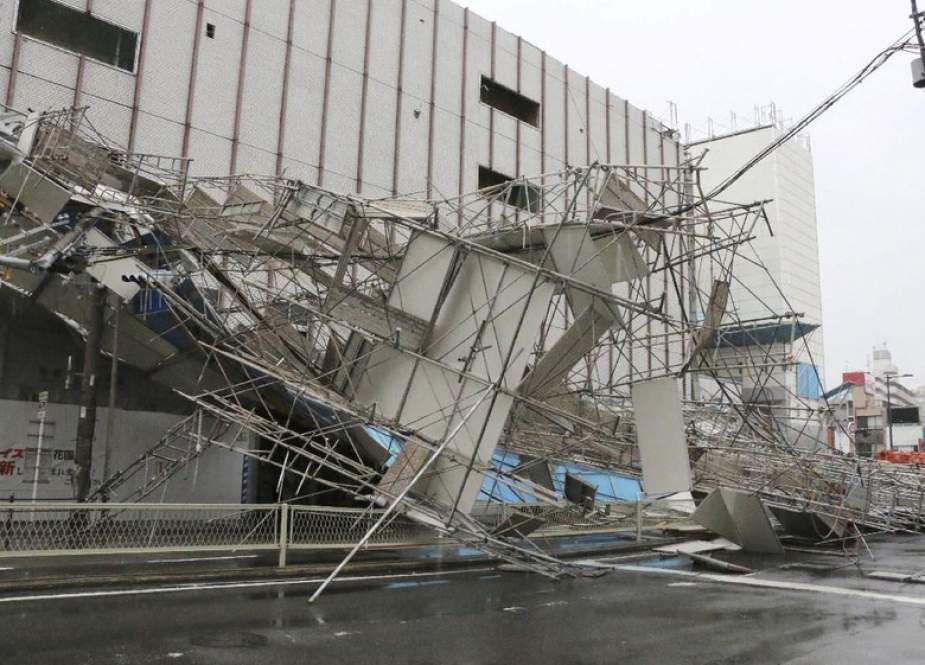 Terjangan topan Jebi memicu kerusakan pada sejumlah gedung di Osaka (Kyodo/via REUTERS/Detik)