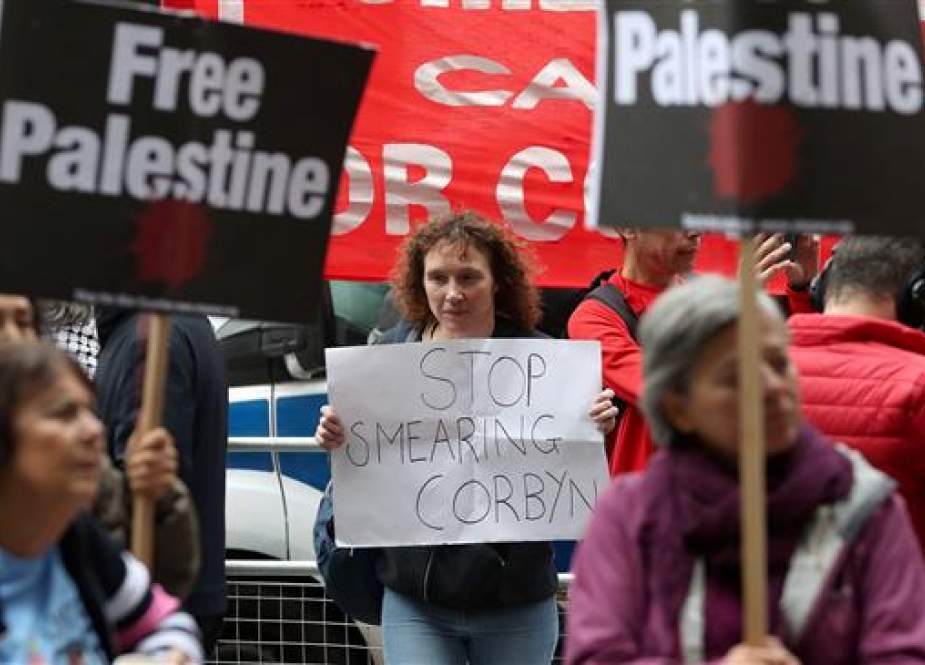 Demonstrators hold placards in support UK Labour Party leader Jeremy Corbyn and his pro-Palestinians positions as they protest outside the headquarters of party in central London on September 4, 2018. (AFP photo)