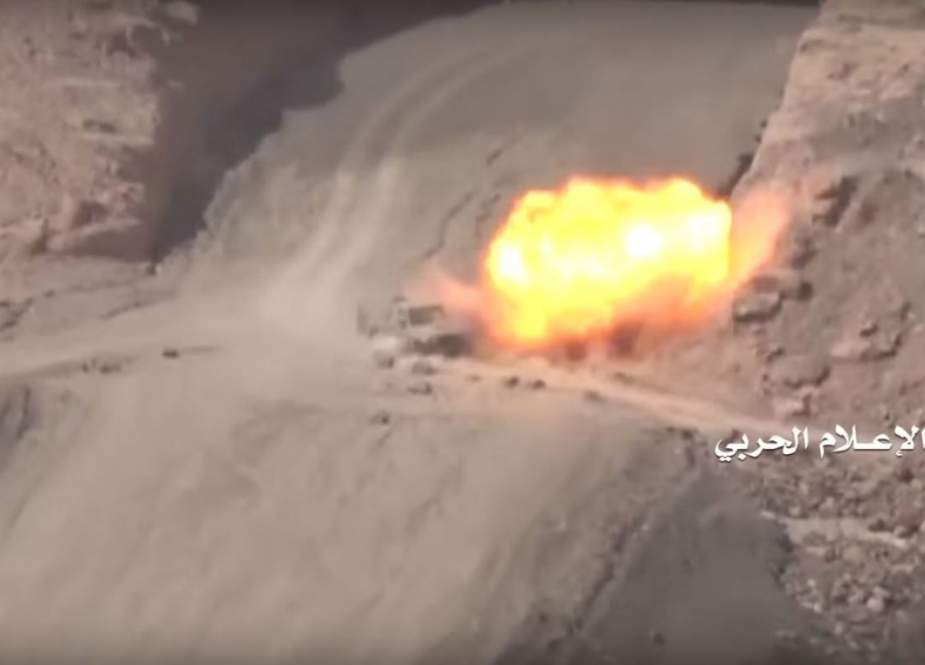 Screenshot video saat bom pinggir jalan Houthi hancurkan kendaraan militer  Saudi