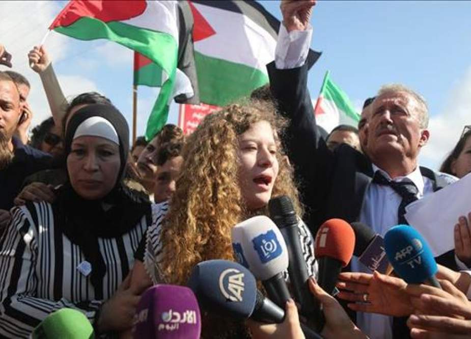 Ahed al-Tamimi - Palestinian teenage protester, flanked by her mother Nariman al-Tamimi.jpg
