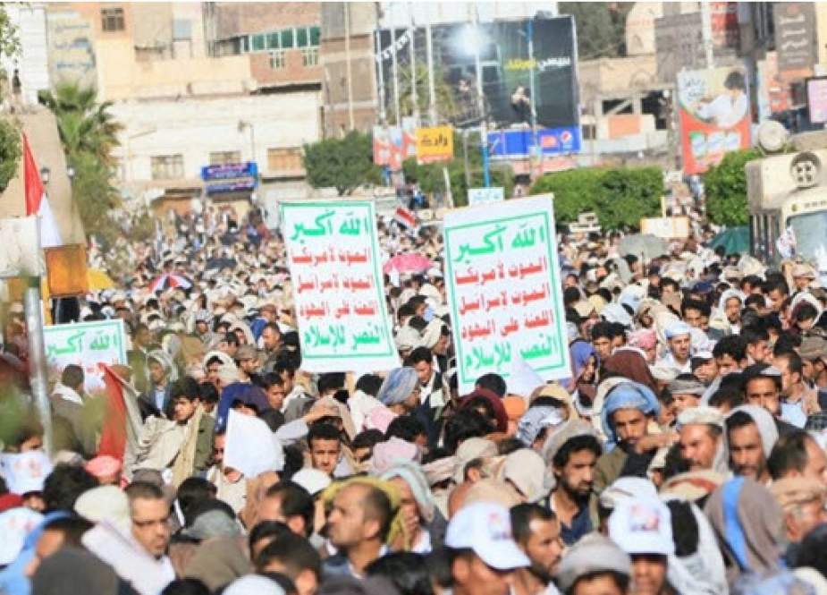 تظاهرات مردم یمن در صنعا در اعتراض به اقدام متجاوزان سعودی به چاپ پول و افزایش قیمتها