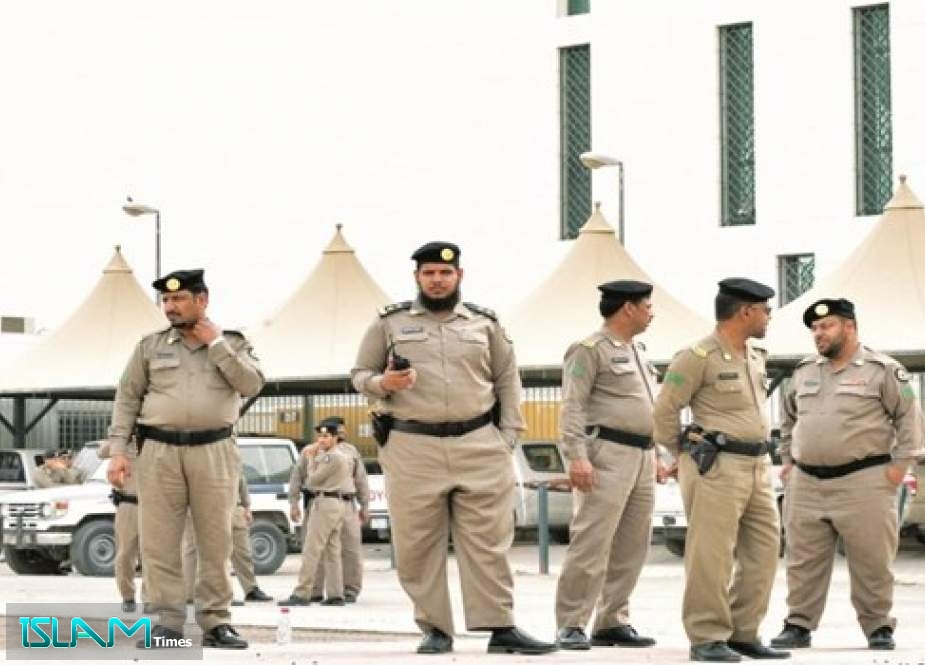 السعودية تعتقل صحفياً وتوقف إمام الحرم المكي عن الخطابة