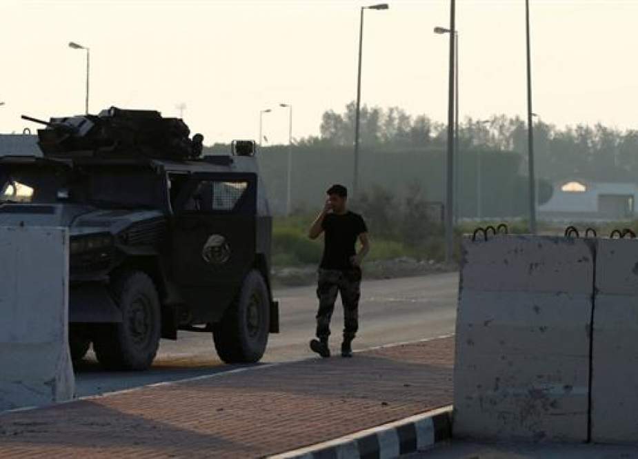 A Saudi soldier walks next to an armored vehicle in the town of Awamiyah during a crackdown on Shia Muslims in the eastern part of Saudi Arabia, August 9, 2017. (Photo by Reuters)
