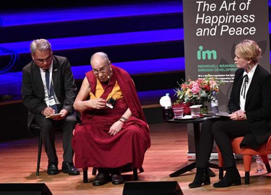 The Dalai Lama (C) holds a lecture titled "The Art of Happiness and Peace" in Malmo, Sweden on September 12, 2018. (Photo by AFP)