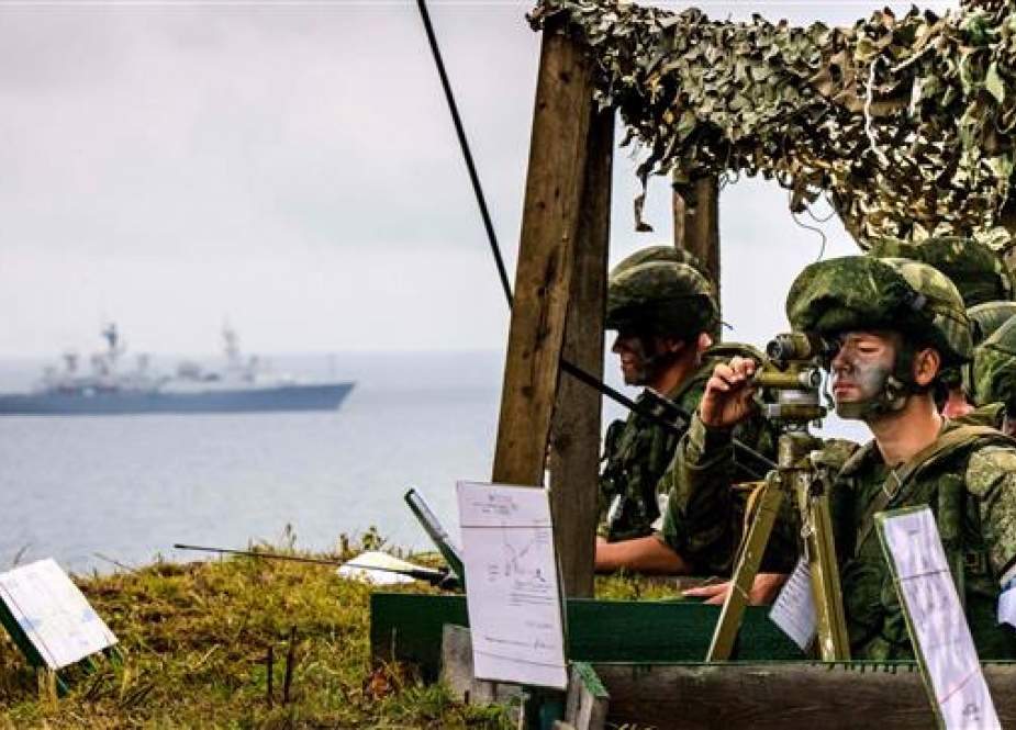 Russian officers control a landing exercise during the Vostok-2018 (East-2018) military drills at Klerka training ground on the Sea of Japan coast, outside the town of Slavyanka, some 100 kilometers south of Vladivostok, September 15, 2018. (By AFP)