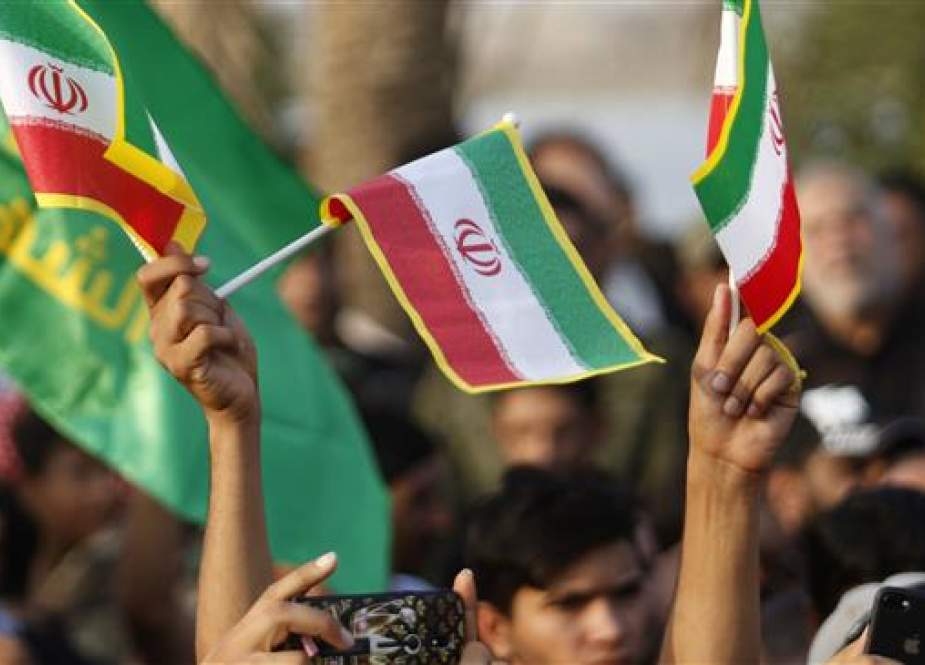 Demonstrators waving Iranian and pro-Iranian party flags during a protest on September 15, 2018, against the torching of the Iranian consulate and the Hashed al-Shaabi party (Popular Mobilization Units) headquarters during recent protests in the southern Iraqi city of Basra. (AFP photo)