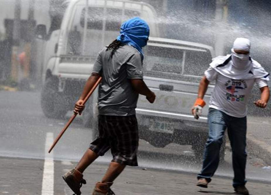 Members of the Liberty and Refoundation (LIBRE) leftist party clash with the police during a demonstration against President Juan Orlando Hernandez in Tegucigalpa on September 15, 2018 . (AFP)