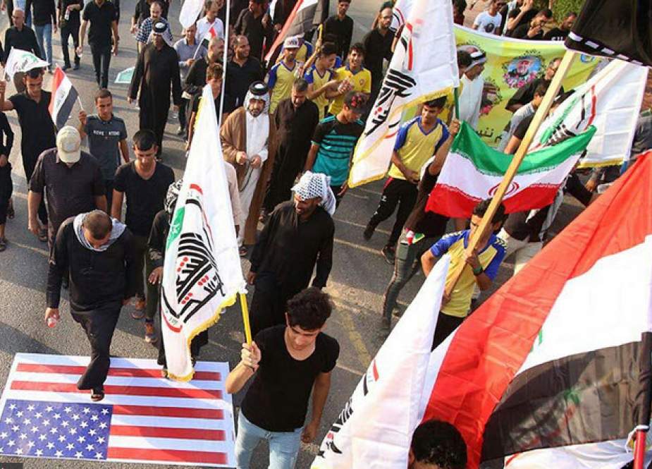 مردم بصره در راهپیمایی حمایت از ایران پرچم آمریکا را به آتش کشیدند