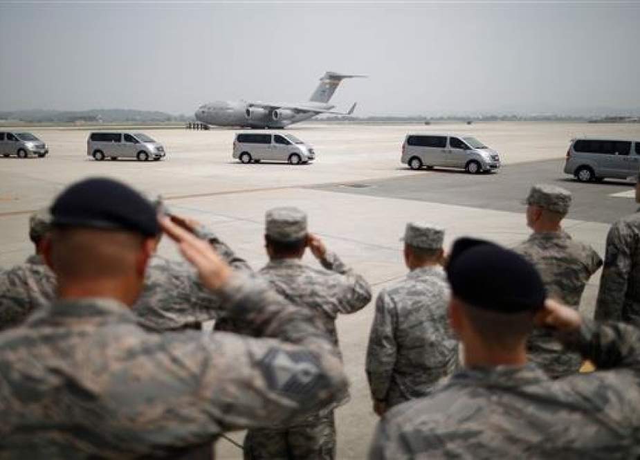 US soldiers salute to vehicles transporting the remains of 55 US soldiers killed during the 1950-53 Korean War, after arriving from North Korea at Osan Air Base in Pyeongtaek, on July 27, 2018. (Photo by AFP)