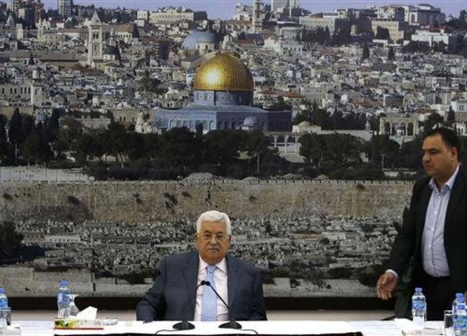 Palestinian President Mahmoud Abbas (seated) chairs a meeting of the Palestine Liberation Organization (PLO) Executive Committee at the Palestinian Authority headquarters in the West Bank city of Ramallah, September 15, 2018. (Photo by AFP)