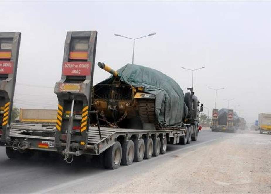 A Turkish military truck carries a tank as it drives towards the Syrian border, on September 13, 2018 in Hatay, southern Turkey. (Photo by AFP)