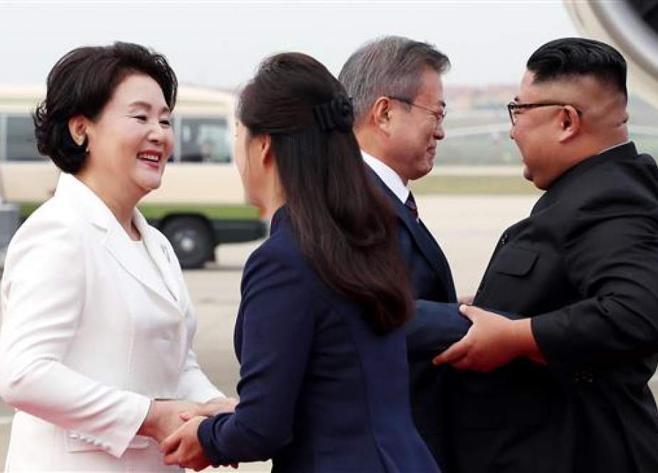 North Korean leader Kim Jong-un (R) and his wife, Ri Sol-ju (2nd-L), welcome South Korean President Moon Jae-in (2nd-R) and his wife, Kim Jung-sook (L), during a welcoming ceremony at Pyongyang SooAn airport, in Pyongyang, North Korea on September 18, 2018. (Photo by AFP)