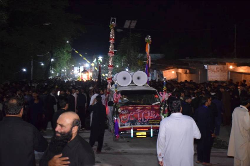 پاراچنار، شہدائے کربلا کی یاد میں مرکزی امام بارگاہ سے برآمد شدہ شب نہم کا جلوس عزا روایتی راستوں پر گامزن 