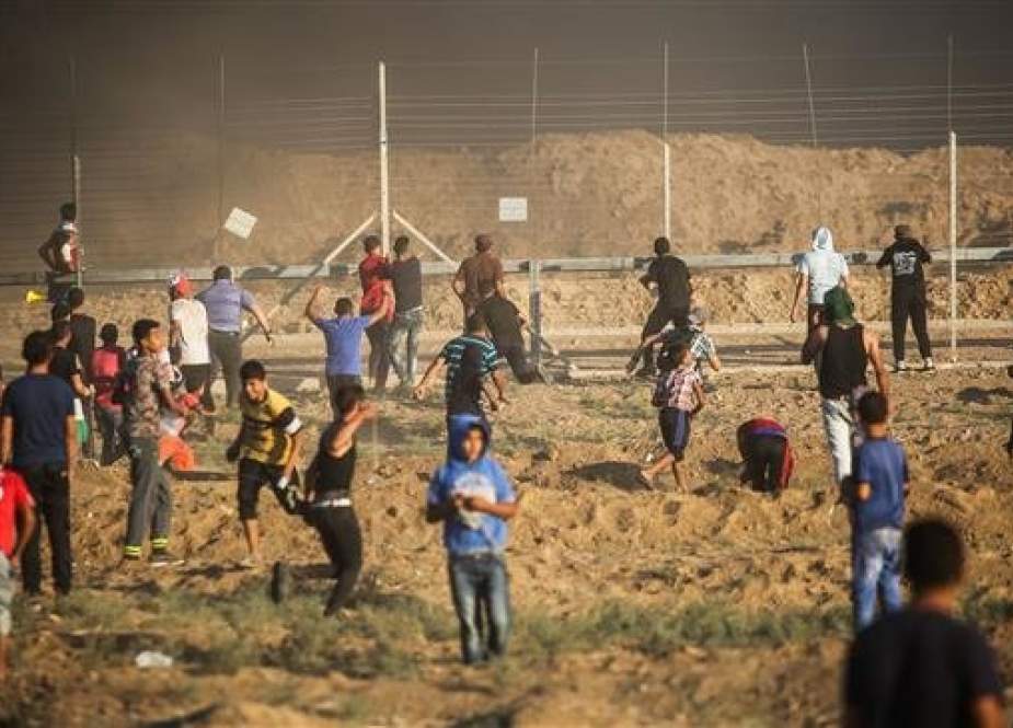 Palestinian protesters gather during a demonstration along the fence separating the besieged Gaza Strip from the occupied territories on September 21, 2018. (Photo by AFP)