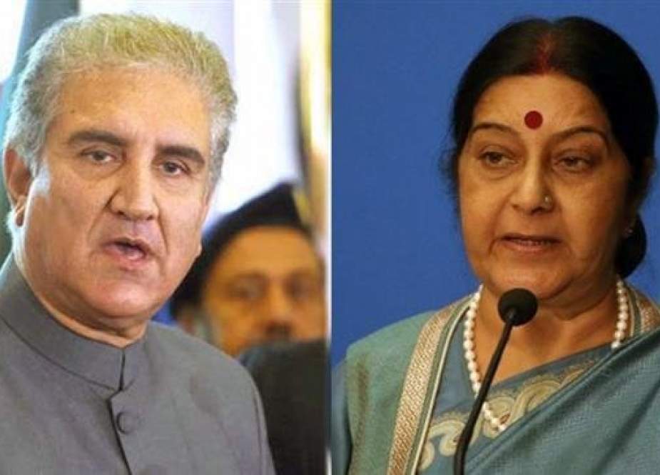 Indian Foreign Minister Sushma Swaraj (R) and her Pakistani counterpart, Shah Mahmood Qureshi (Photo via social media)