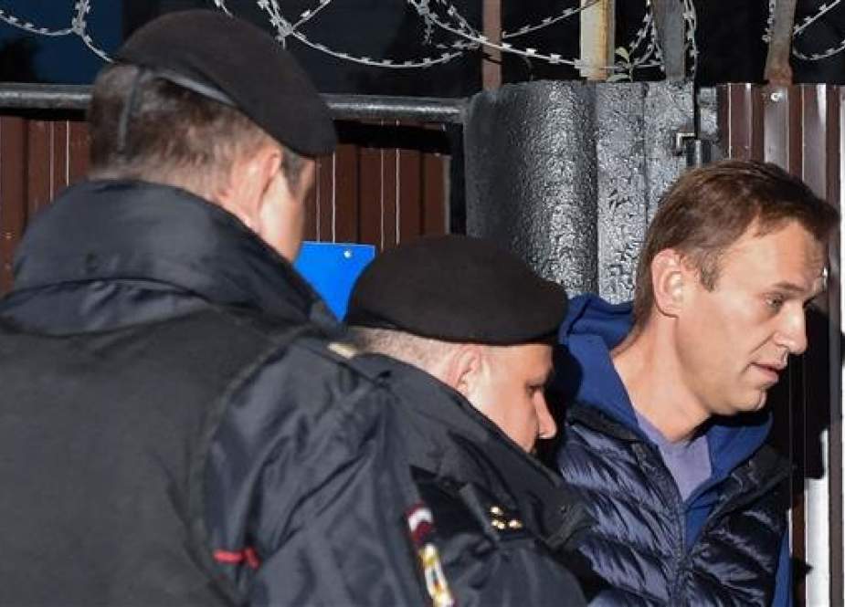 Russian police officers detain opposition leader Alexei Navalny outside the detention center in Moscow on September 24, 2018. (Photo by AFP)