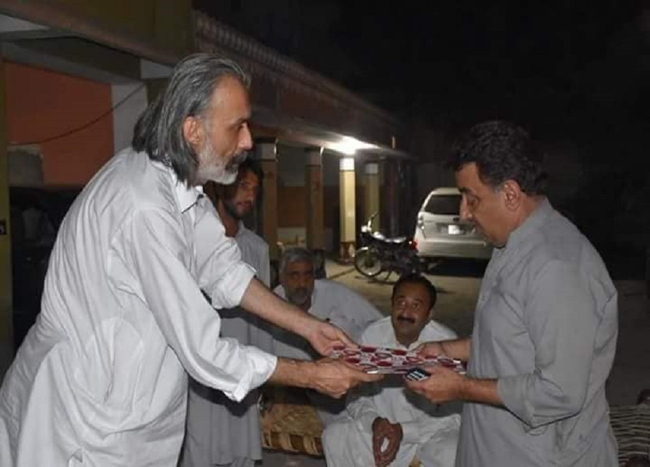 ڈی آئی خان، فیصل امین کوٹلی کی اراضی کے نئے انتقال کی کاپیاں بانٹتے ہوئے