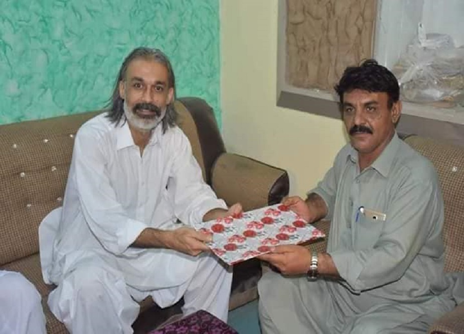 ڈی آئی خان، فیصل امین کوٹلی کی اراضی کے نئے انتقال کی کاپیاں بانٹتے ہوئے