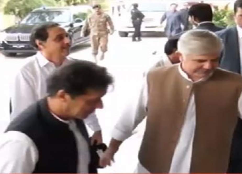 وزیراعظم عمران خان ایک روزہ دورے پر پشاور پہنچ گئے