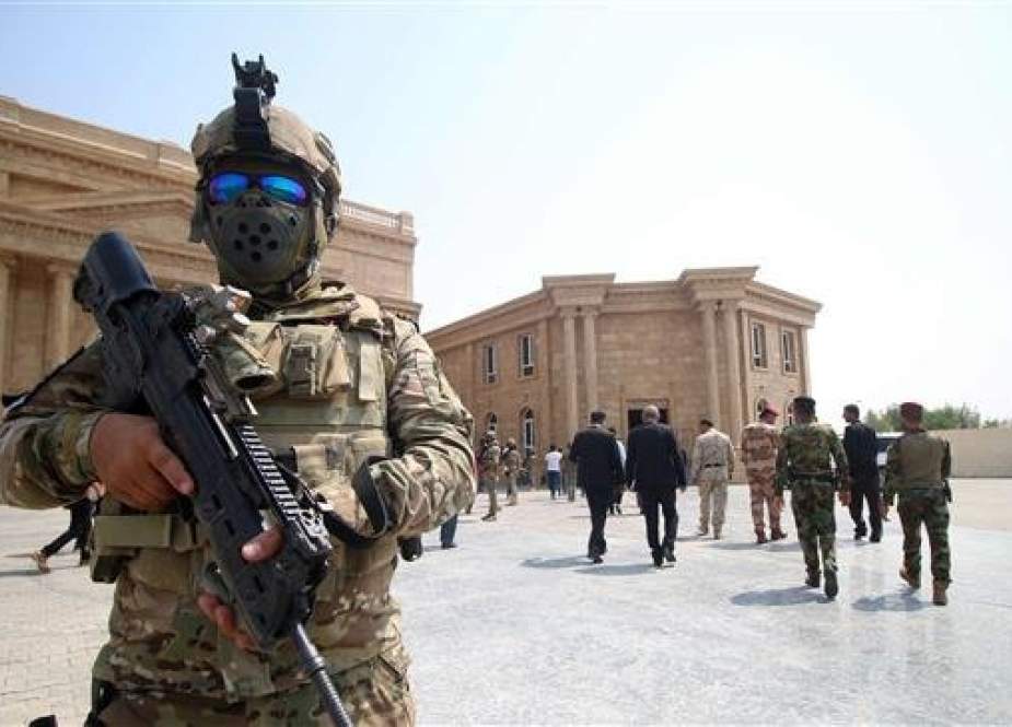 A member of the Iraqi security forces stands guard in front of the local government headquarters in the southern city of Basra during a meeting headed by the newly elected Iraqi parliament speaker on September 18, 2018. (AFP photo)