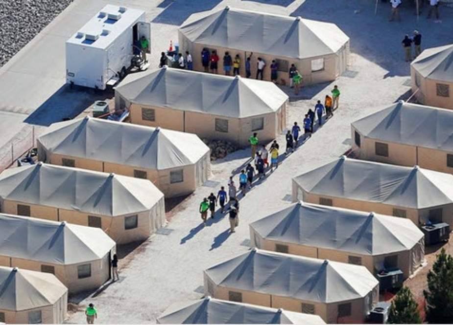 انتقال شبانه کودکان مهاجر به «شهر چادری» در بیابان‌های تگزاس
