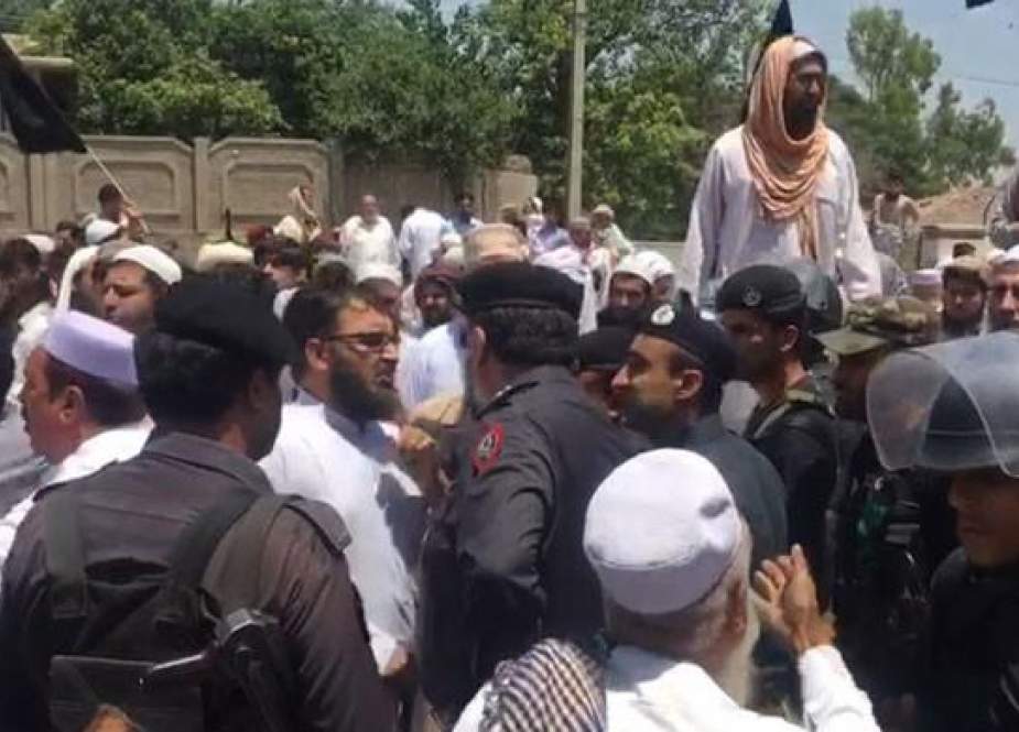 پشاور، قبائلی اضلاع کے محکمہ صحت ملازمین کا تنخواہوں کی بندش کے خلاف مظاہرہ