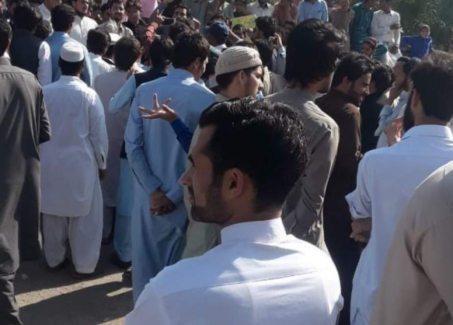 طلبہ تنظیموں کا پشاور یونیورسٹی میں لاٹھی چارج اور تشدد کے خلاف مظاہرے