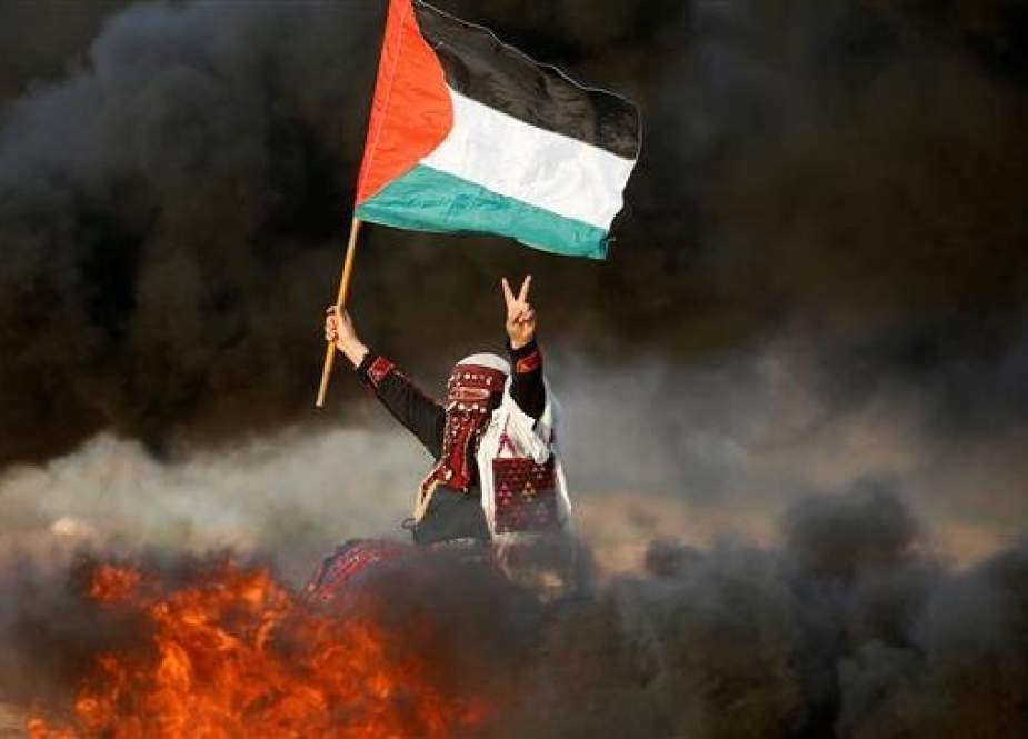 A woman waves a Palestinian flag during a protest calling for lifting the Israeli blockade on the Gaza Strip, east of Gaza City on September 28, 2018. (Photo by Reuters)