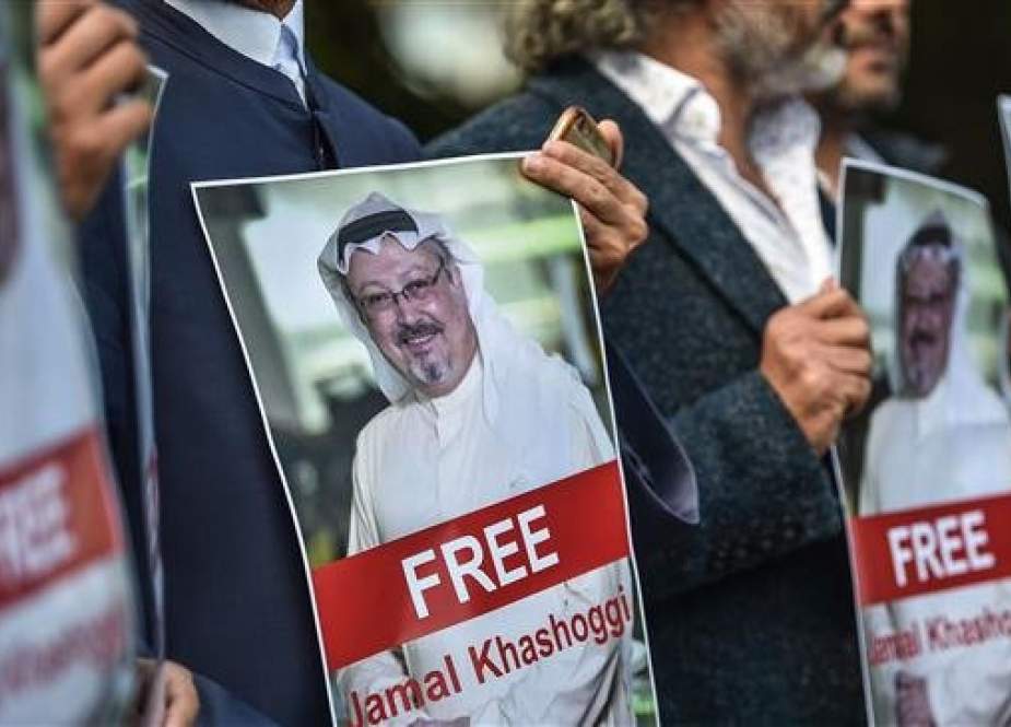 Protestors hold up pictures of missing journalist Jamal Khashoggi during a demonstration in front of the Saudi Arabian consulate in Istanbul, October 5, 2018. (Photo by AFP)