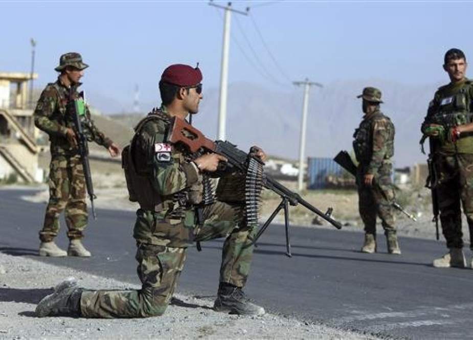 A file photo of Afghan troops standing guard at a checkpoint on the outskirts of Kabul, Afghanistan, on Monday, August 21, 2017 (by AP)