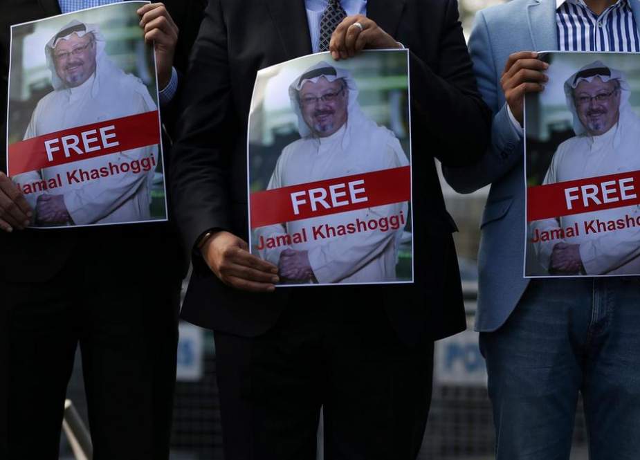 Sekelompok demonstran memegang foto Jamal Khashoggi yang hilang setelah memasuki konsulat Saudi Arabia di Istanbul. (AP)
