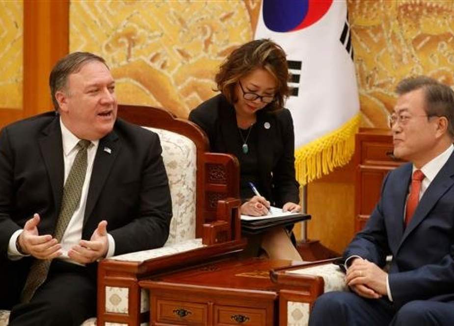 South Korean President Moon Jae-in (R) listens to US Secretary of State Mike Pompeo during a meeting at the presidential Blue House in Seoul on October 7, 2018. (AFP photo)