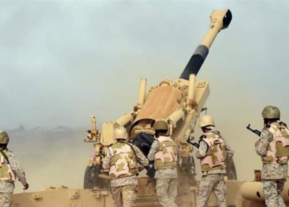 Saudi soldiers from an artillery unit fire shells towards Yemen from a post close to the Saudi-Yemeni border, in southwestern Saudi Arabia, on April 13, 2015. (Photo by AFP)