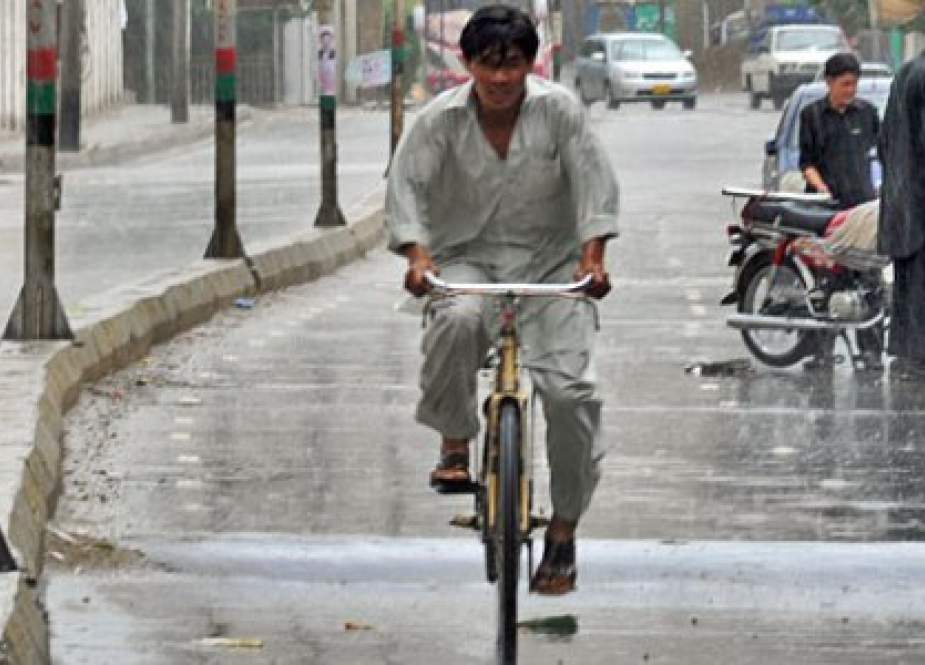 پشاور میں موسم سرما کی پہلی بارش، لوگوں کے چہرے کھل اُٹھے