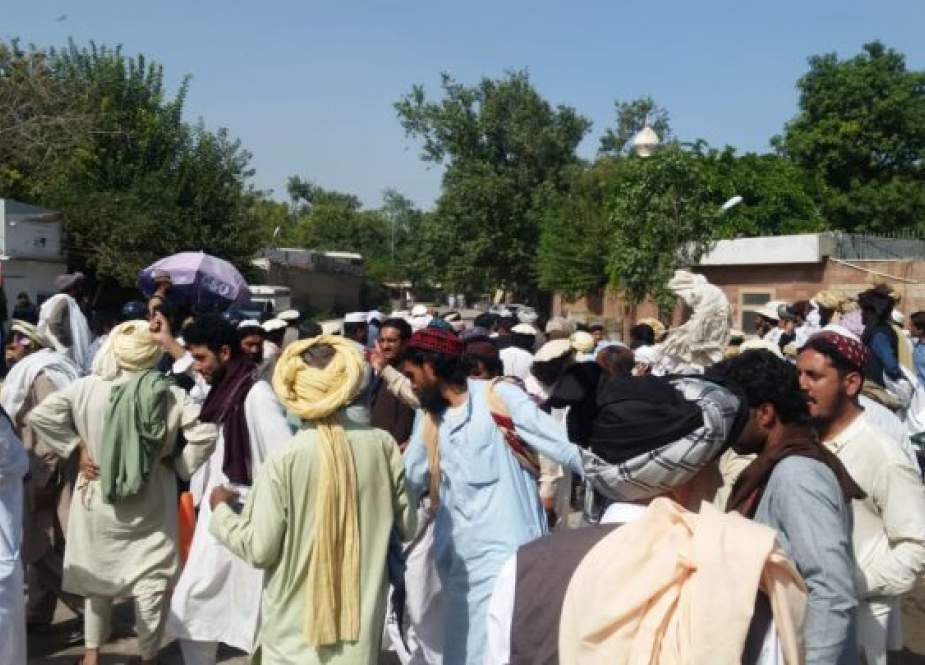 پشاور، شمالی وزیرستان کے متاثرین کا گورنر ہاؤس کے سامنے دھرنا