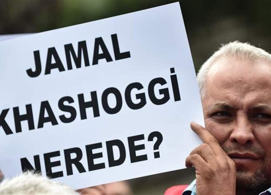 A man holds a placard reading "Where is Jamal Kashoggi ?" during a demonstration in support of missing journalist and Riyadh critic Jamal Khashoggi, in front of the Saudi Arabian consulate on October 9, 2018 in Istanbul. (AFP photo)