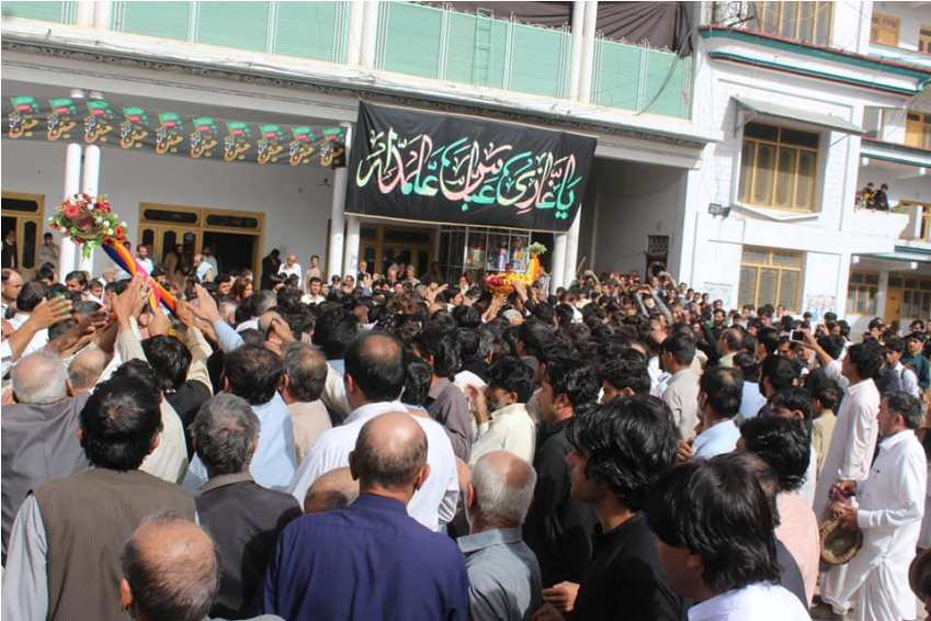 پاراچنار مرکزی امام بارگاہ میں یوم شہادت حضرت بی بیؑ کے موقع پر مومنین عزاداری کرتے ہوئے