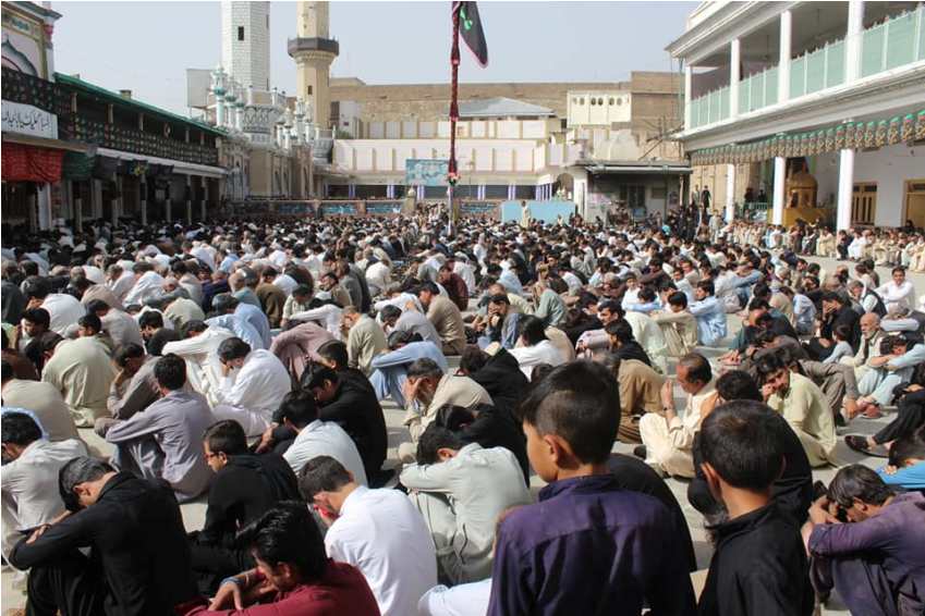 پاراچنار مرکزی امام بارگاہ میں یوم شہادت حضرت بی بیؑ کے موقع پر مومنین عزاداری کرتے ہوئے