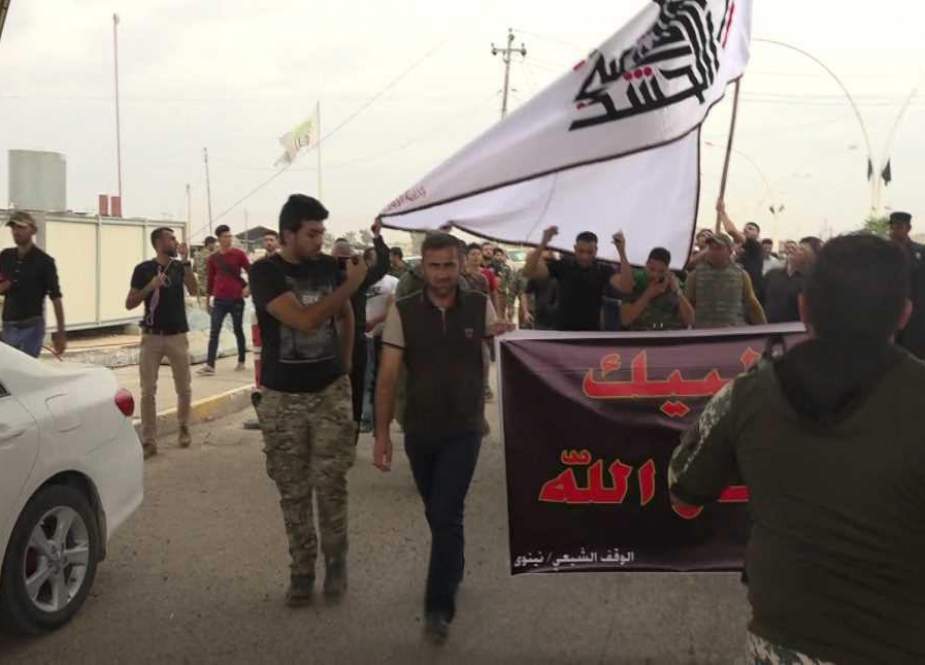 برای اولین بار در تاریخ...مردم موصل با حمل پرچم الحشد الشعبی پیاده راهی کربلا شدند