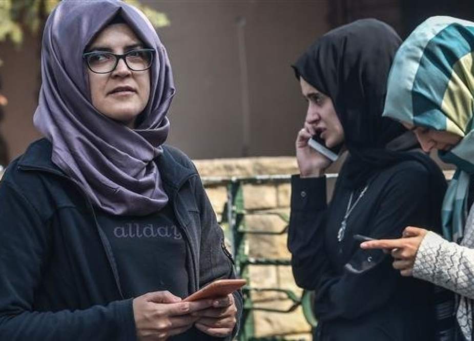 Hatice Cengiz (L), the Turkish fiancée of missing Saudi journalist Jamal Khashoggi, and her friends wait in front of the Saudi consulate in Istanbul, Turkey, on October 3, 2018. (Photo by AFP)