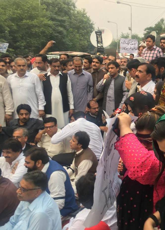 پی ایم ایل این کے صدر شہباز شریف کی گرفتاری کیخلاف لاہور میں پنجاب اسمبلی کے سامنے احتجاج کی تصاویر