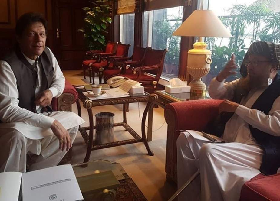 عمران خان سے مولانا سمیع الحق کی ملاقات، وزیر اعظم کی مدارس پر قدغن نہ لگانے کی یقین دہانی