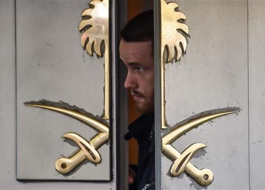 A security member looks between the entrance doors of the Saudi Arabian consulate in Istanbul, October 12, 2018. (Photo by AFP)