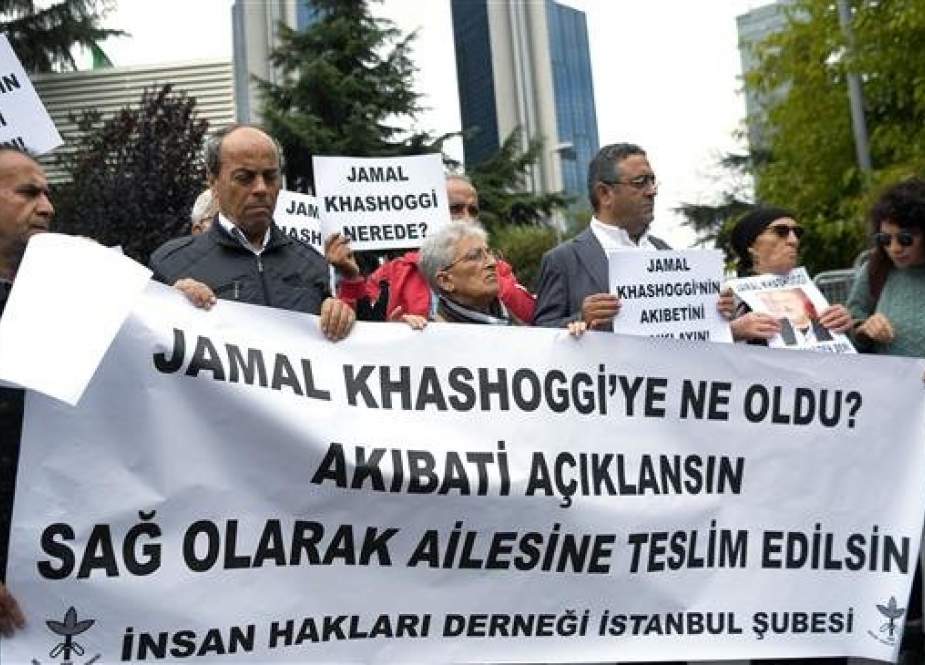 Protesters hold a banner reading "We need an explanation of what happened to Jamal Khashoggi" during a demonstration in support of missing journalist and Riyadh critic Jamal Khashoggi, in front of the Saudi Arabian consulate on October 9, 2018 in Istanbul. (Photo by AFP)