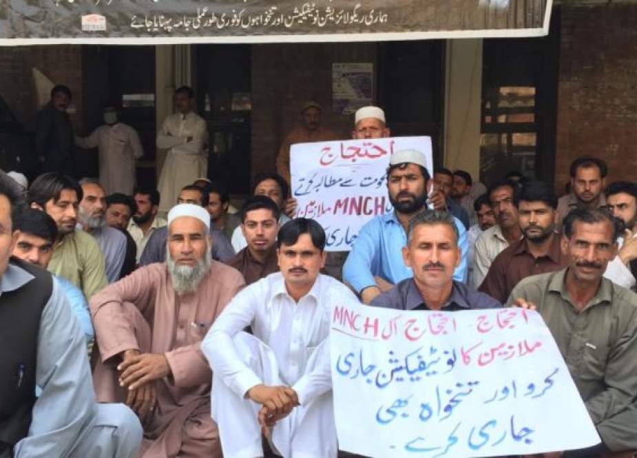 پشاور، ایم این سی ایچ ملازمین کا تنخواہوں کی بندش کیخلاف سول سیکٹریٹ میں دھرنا