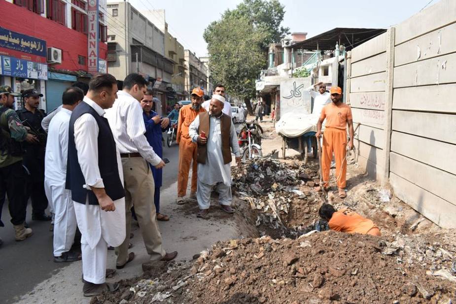 پشاور میں کلین اینڈ گرین مہم کے حوالے سے صفائی کا آغاز