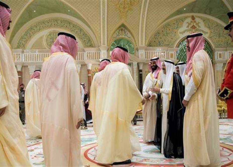 A handout picture provided by the Saudi Royal Palace on September 30, 2018 shows Saudi Crown Prince Mohammad bin Salman (C) welcomed by Kuwaiti dignitaries during his visit to the Emir of Kuwait Sheikh Sabah al-Ahmad al-Jaber al-Sabah (R) at the Bayan Palace in Kuwait City. (AFP photo)