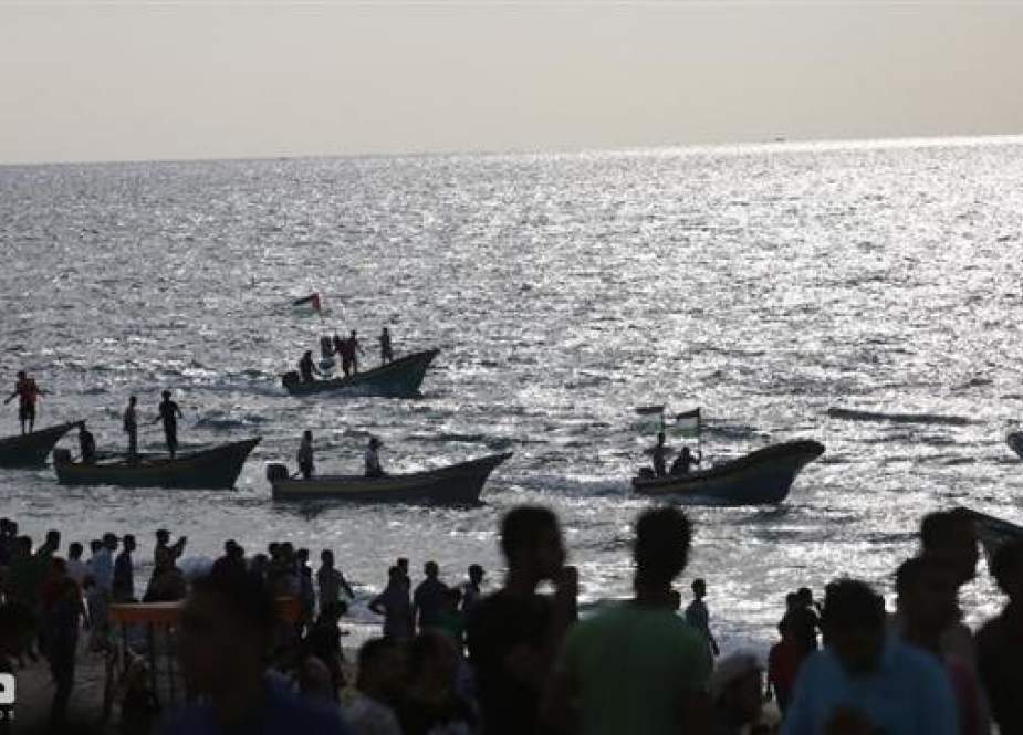 People in the northern part of the besieged Gaza Strip are holding a naval rally in protest against the decade-long Israeli siege on the impoverished sliver, on October 15, 2018. (Photo by SAFA)