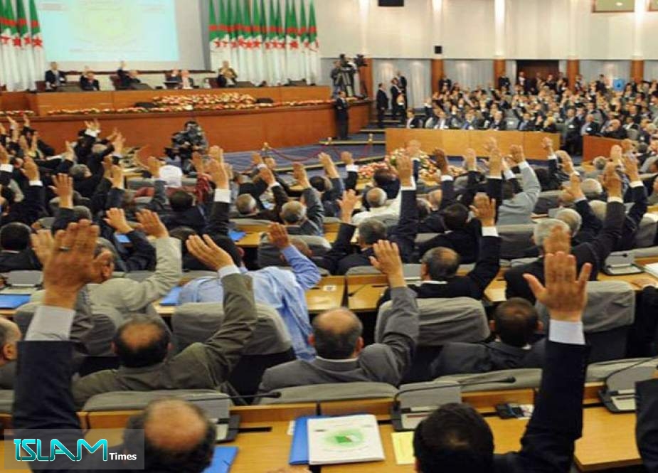 نواب بالجزائر يغلقون مبنى البرلمان.. والسبب؟!
