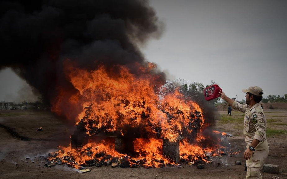 ‏اینٹی نارکوٹکس خیبر پختونخوا کیجانب سے قبضے میں لی گئی کروڑوں کی منشیات کو میں نذر آتش کرنیکے تصویری مناظر